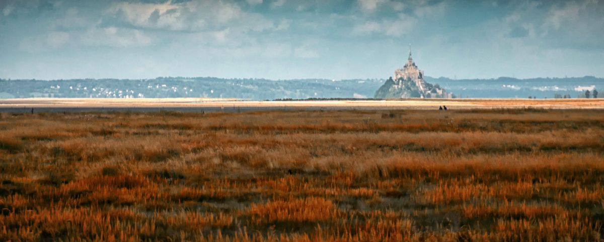 Deux amoureux se baladent dans les prés salés du Mont St-Michel