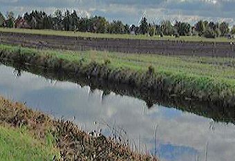 Einer der vielen Kanäle in Ostfriesland, sieht nach Regen aus