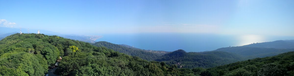 Die schönen Berge Sotchis und das schwarze Meer.