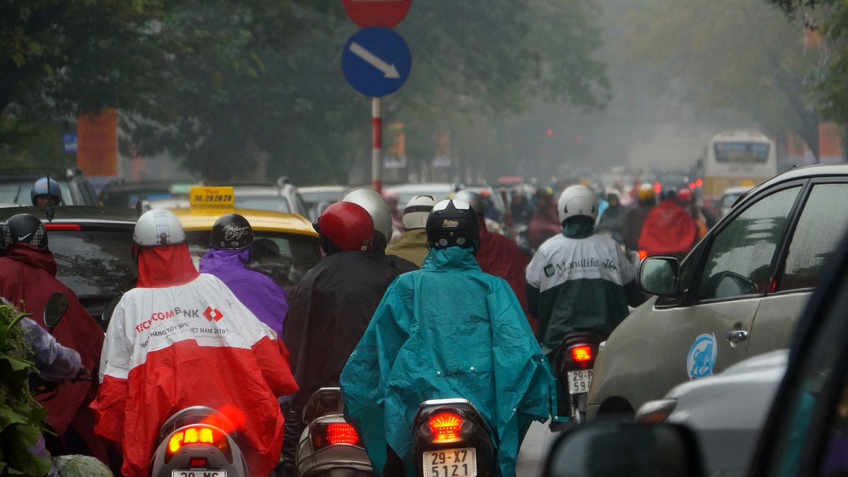 CAOS CIRCULATORIO COTIDIANO EN LAS CALLES DE HANOI