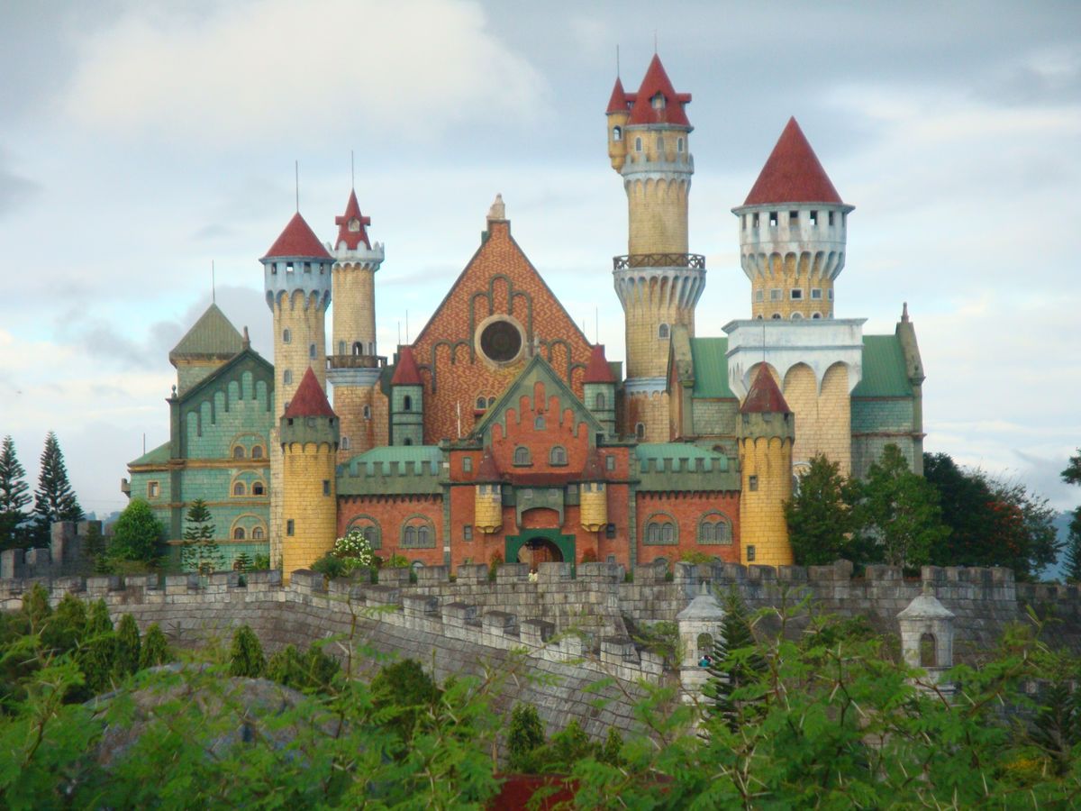 "Cinderella Castle" (in der Provinz Batangas / Philippinen, ca. 70 km südöstlich von Manila gelegen)