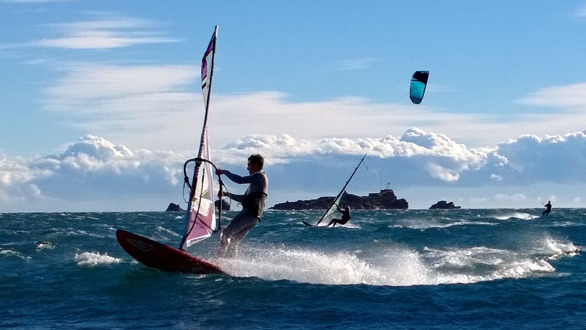 windsurfing in french riviera