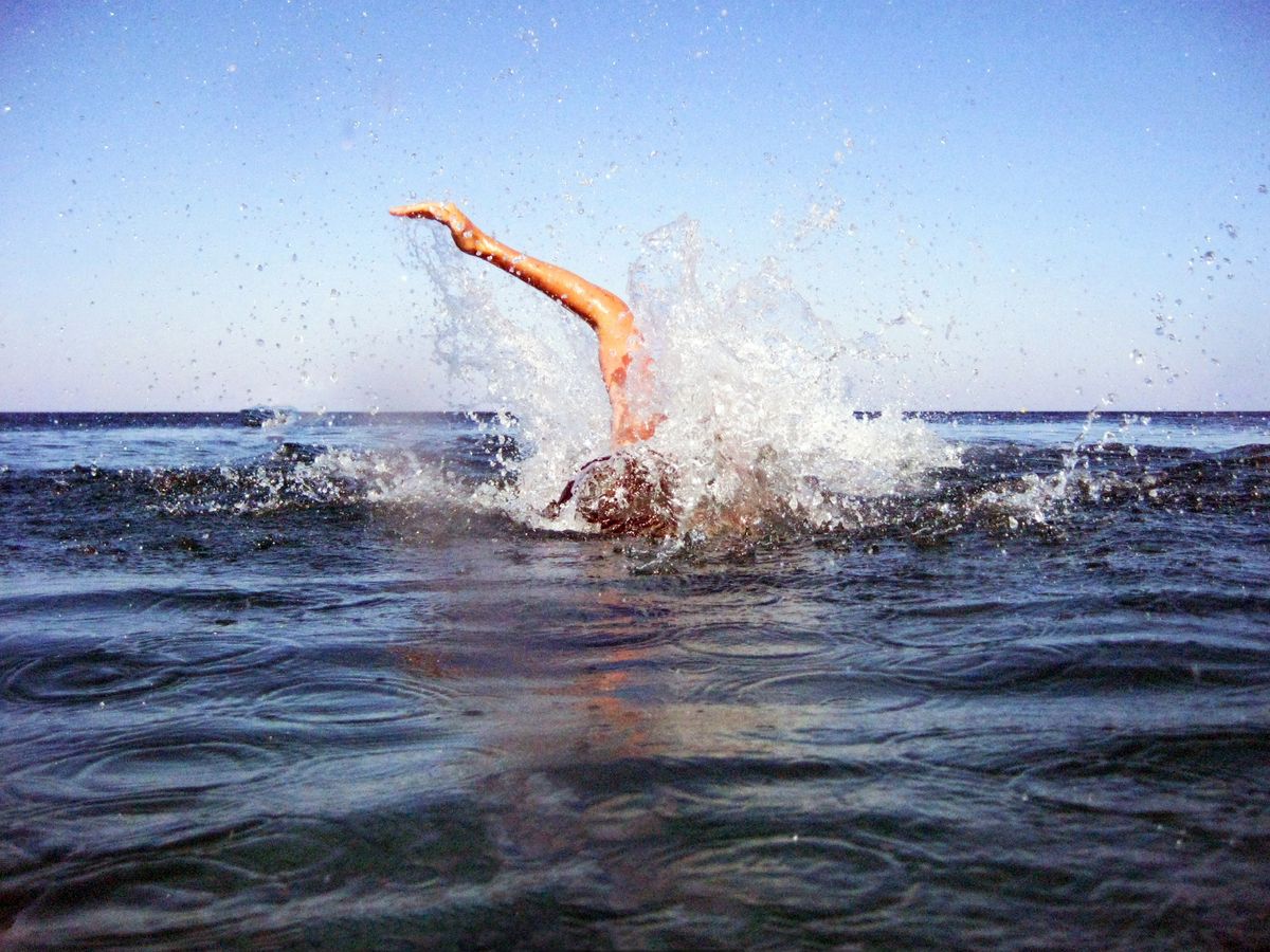 Sohn beim Schwimmtraining im Meer