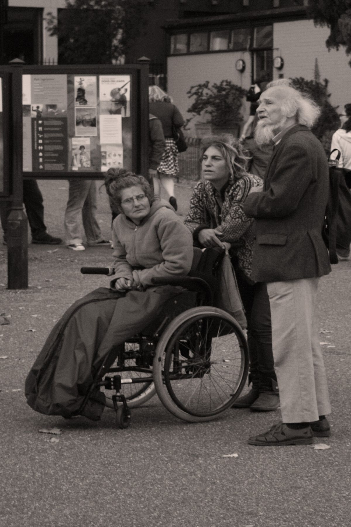 Una curiosa familia en Hyde Park, Londres.