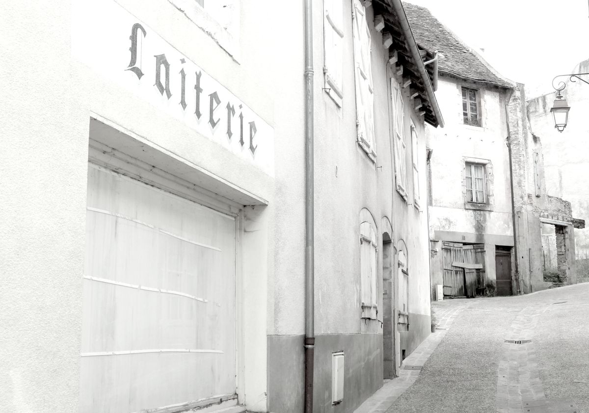 Une laiterie abandonnée dans une vieille rue désertée