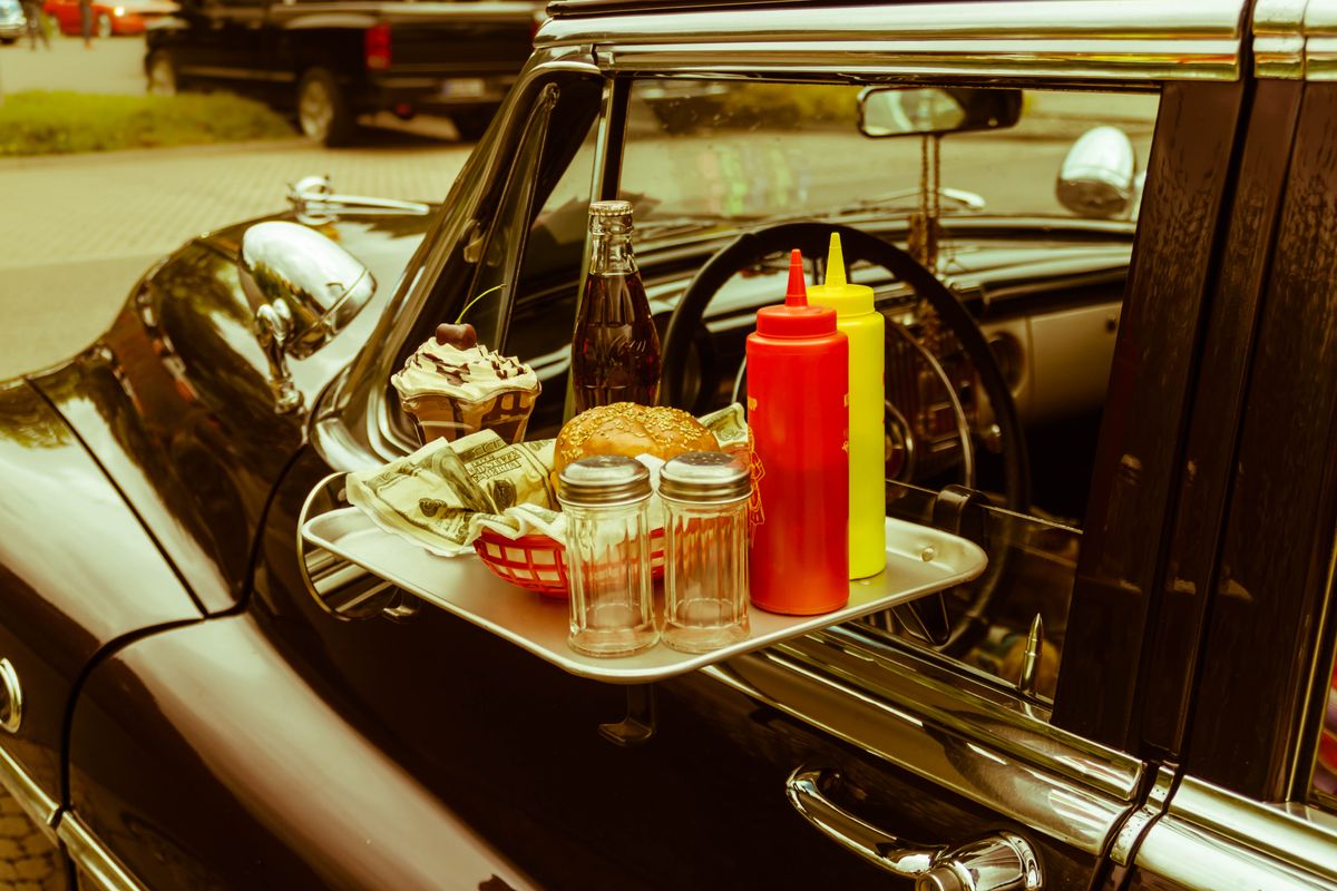 Das Bild entstand auf einem Treffen amerikanischer Oldtimer. Man spürt regelrecht die Atmosphäre eines "Drive In" oder der in dieser Zeit beliebten Freiluftkinos.