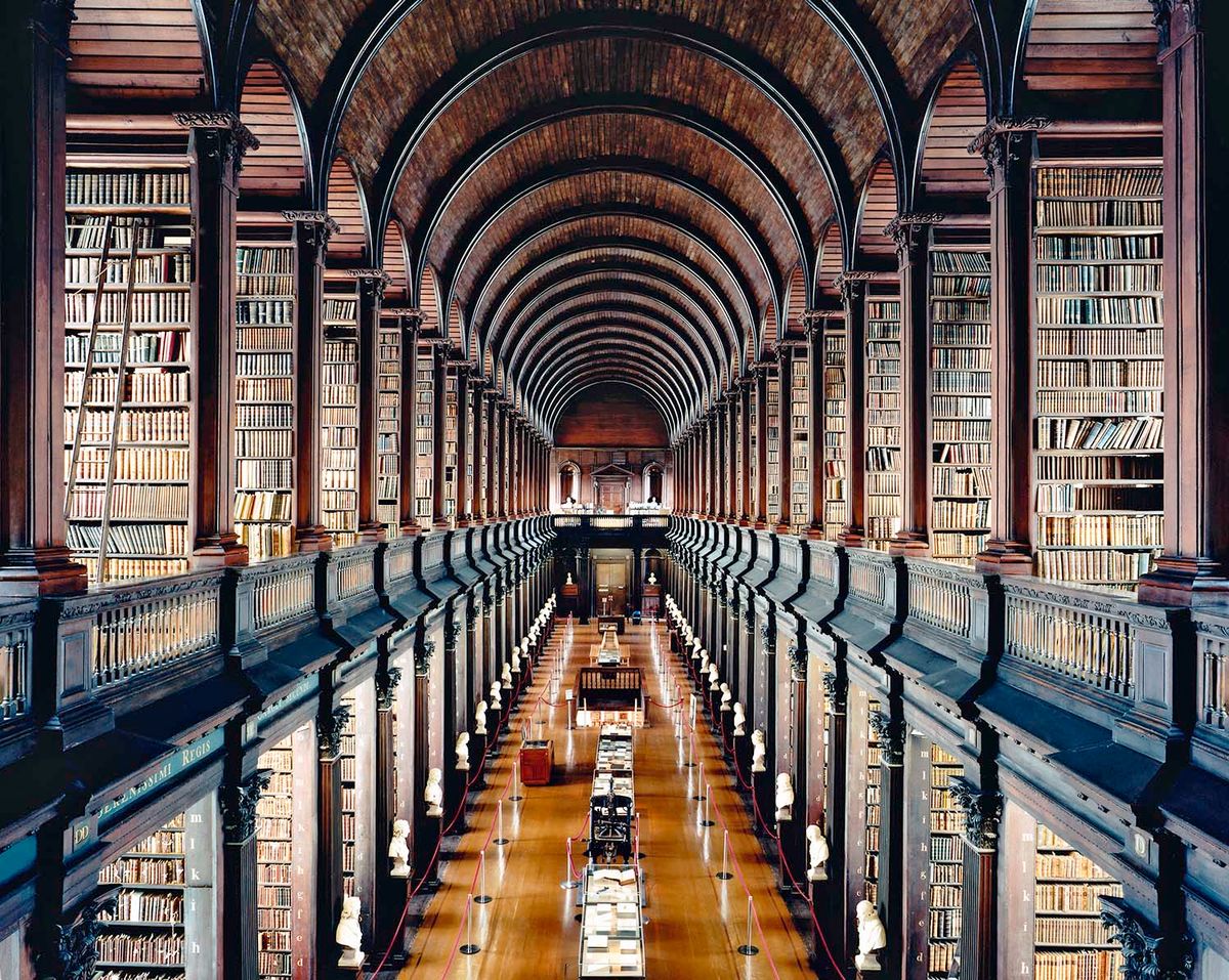 Trinity College Library Dublin I 2004 - © Candida Höfer/VG Bild-Kunst, Bonn