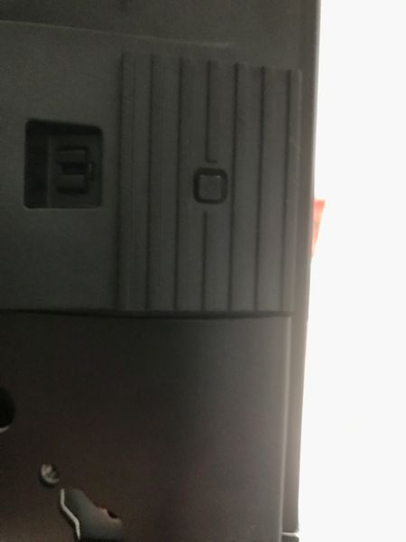 Arrière gauche tout en basBouton minuscule et aucune indication!