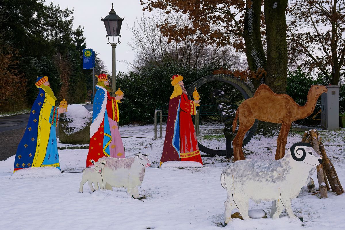 Heute sind die Heilige Drei Könige, Caspar, Melchior und Balthasar beim Jesuskind angekommen ! Diese Krippenlandschaft ist aufgebaut, an der Einmündung der Dorfstraße in der Rheiner Straße in Spelle-Venhaus.