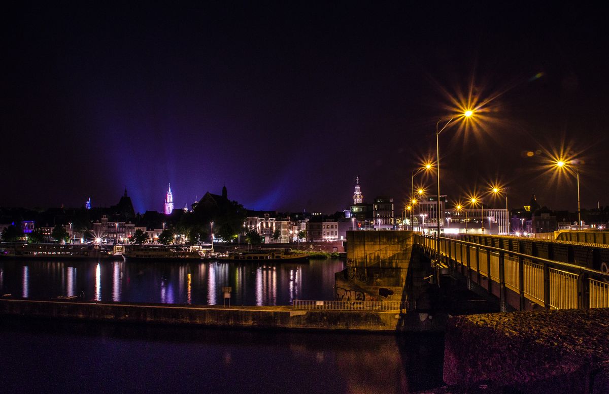 panorama Maastricht nocą