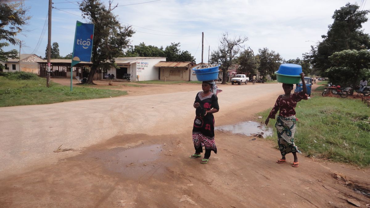 Verse vis van de vismarkt word gewoon op het hoofd vervoerd in tanzania