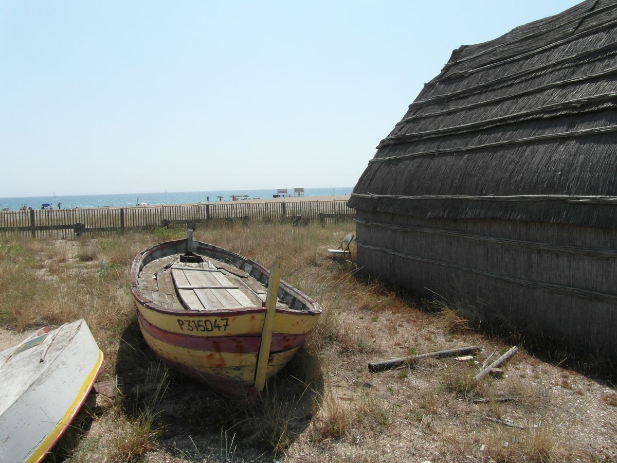 Au bord de la Méditerrannée à Barcarès avec une des anciennes barques de pêcheurs sur la plage.