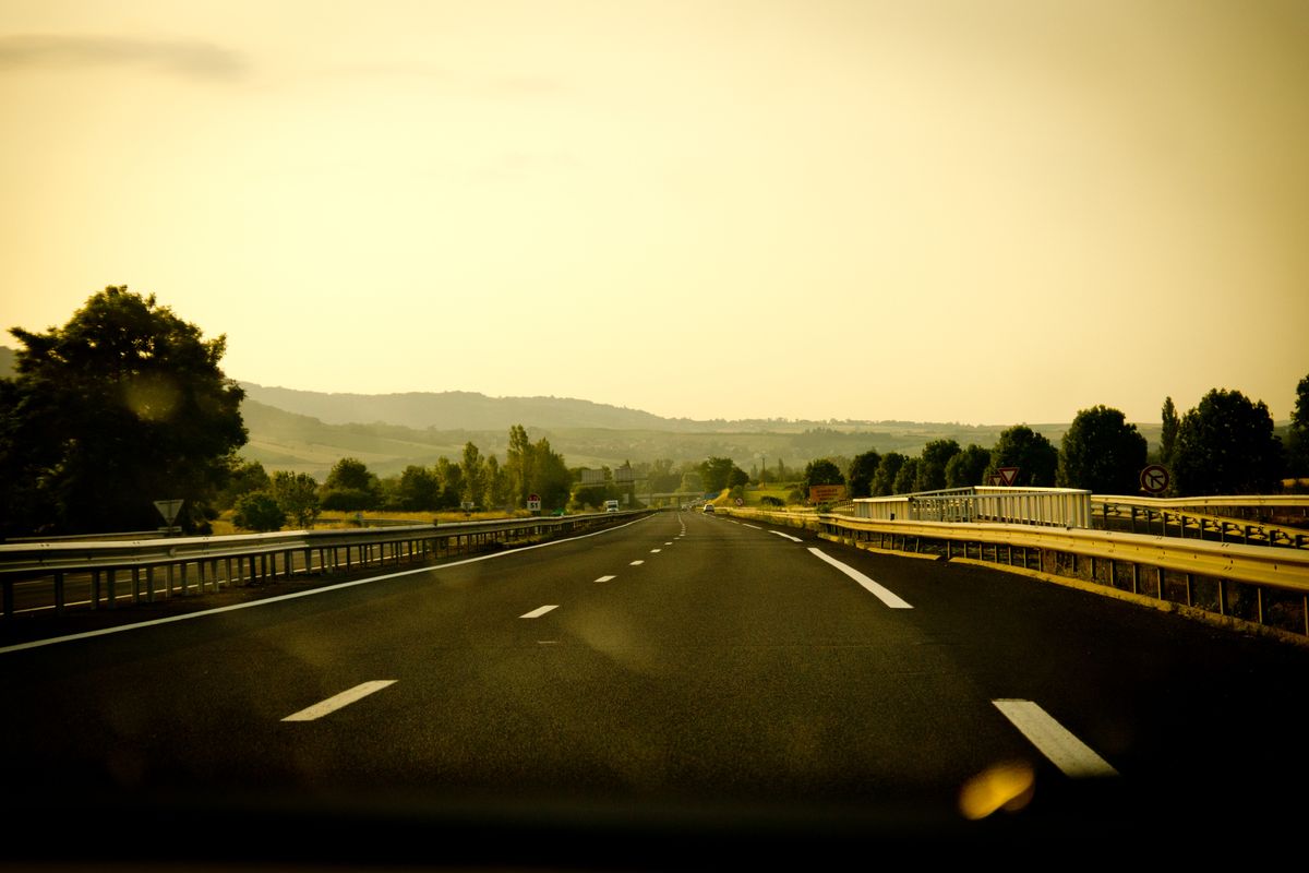 coucher de soleil sur l'autoroute.