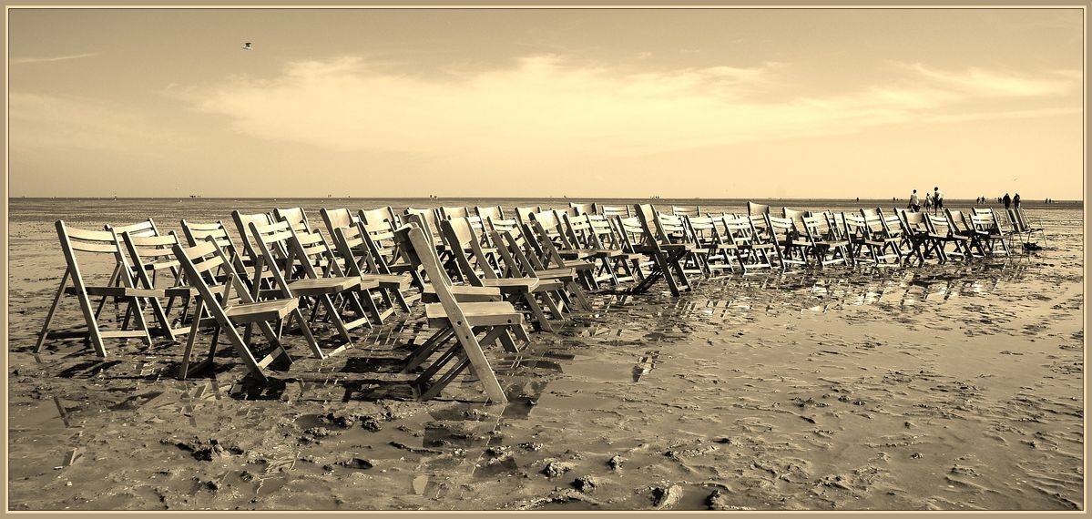 Reisen im Sinne Sich-auf-den-Weg-Machen bzw. Sich-Aufmachen nach ökumenischem Gottesdienst  am Nordsee-Strand von Schillig